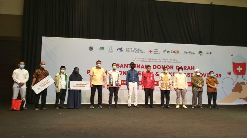 K-Link berkolaborasi dengan PMI DKI dan Gerakan Persaudaraan Muslim Indonesia (GPMI) mengadakan vaksinasi, donor darah dan donor plasma konvalesen, serta santunan anak yatim dan dhuafa, di K-Link Tower Jakarta, Kamis (2/9).