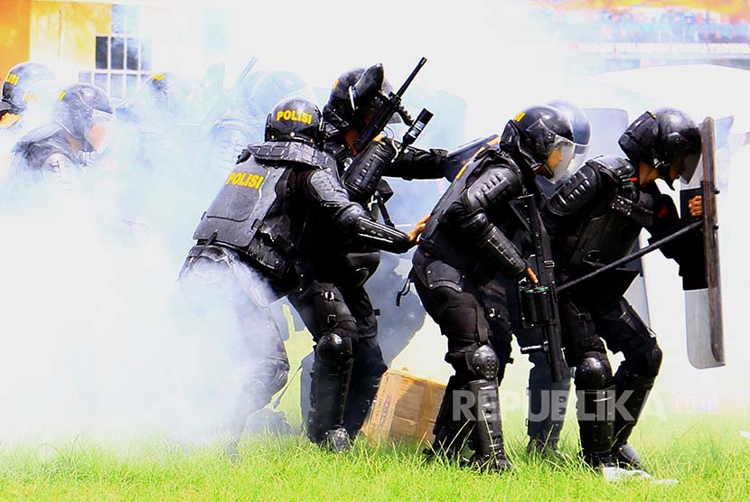 Brimob Polda Gorontalo berlindung dari serangan pengunjuk rasa pada simulasi pengamanan (Ilustrasi)
