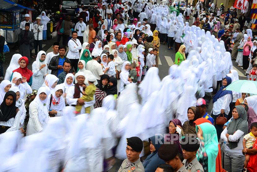 LINTAS NUSANTARA: Warga menyaksikan kirab santri guna menyambut Hari Santri Nasional ke-2 di Tasikmalaya, Jawa Barat, Kamis (20/10). Kirab tersebut diikuti 7.000-an santri dari 100 pondok pesantren di wilayah Kota Tasikmalaya. 