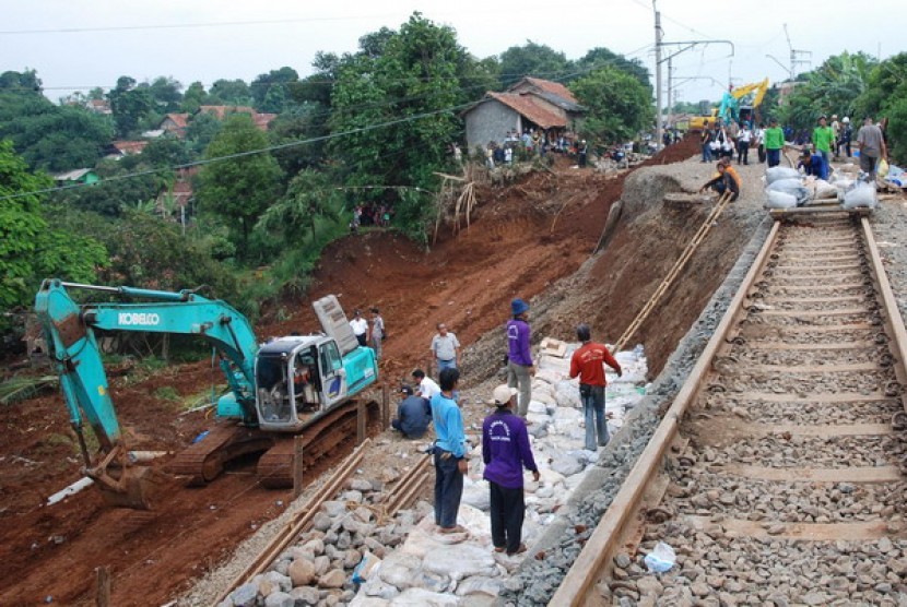 Lintasan kereta di area longsor di Cilebut Bogor