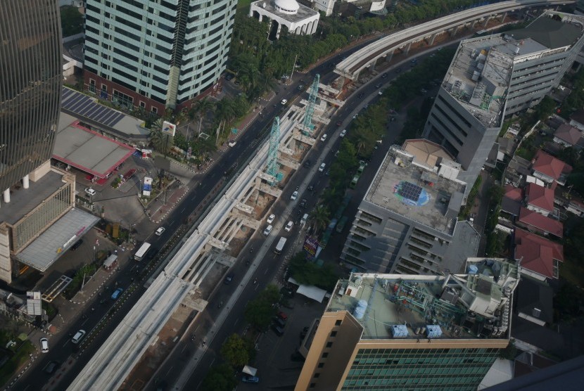 Lintasan Light Rail Transit (LRT) Jabodebek, tampak masih dalam tahap pembangunan di Rasuna Said, Kuningan, Jakarta, Jumat (28/6/2019).