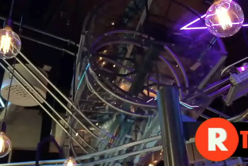 Lintasan pengantar makanan di Rollercoaster Restaurant