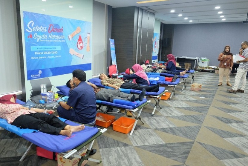 Lintasarta bekerja sama dengan PMI DKI Jakarta kembali menggelar kegiatan donor darah. Kegiatan untuk memperingati HUT Republik Indonesia ke-74 ini diikuti ratusan karyawan Lintasarta dan masyarakat sekitar kantor pusat Lintasarta di Menara Thamrin, Jakarta. 