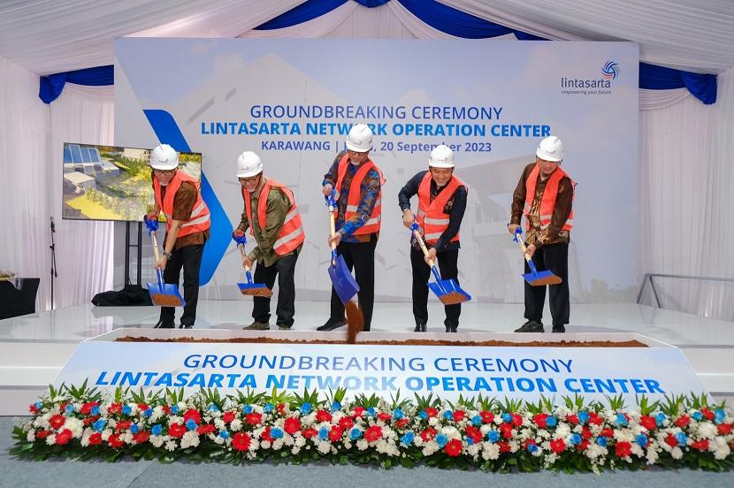 Lintasarta melakukan groundbreaking pembangunan Network Operation Center (NOC) terbaru di Karawang, Jawa Barat.