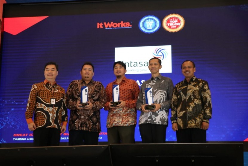 Lintasarta memborong tiga penghargaan dalam ajang TOP IT & Telco 2018 di Jakara.