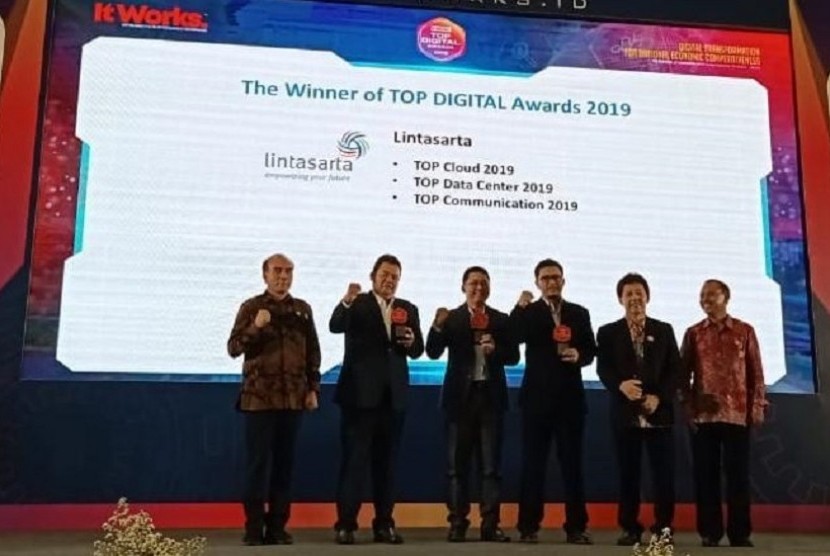 Lintasarta raih tiga penghargaan TOP IT & TOP Telco 2019 untuk kategori TOP Data Communication 2019, TOP Data Center 2019, dan TOP Cloud 2019. 