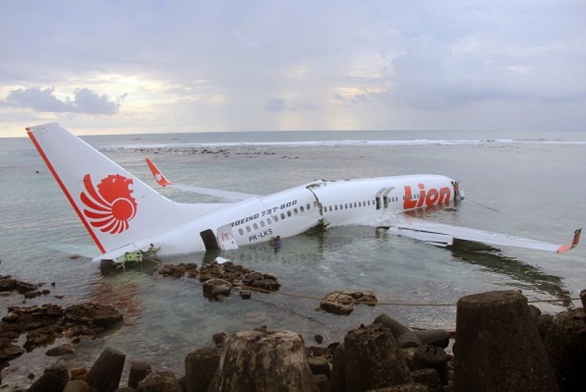 Lion Air filght number JT-960 skids off runaway then lands in shallow water before landing at runway in Denpasar, Bali, on April 13.