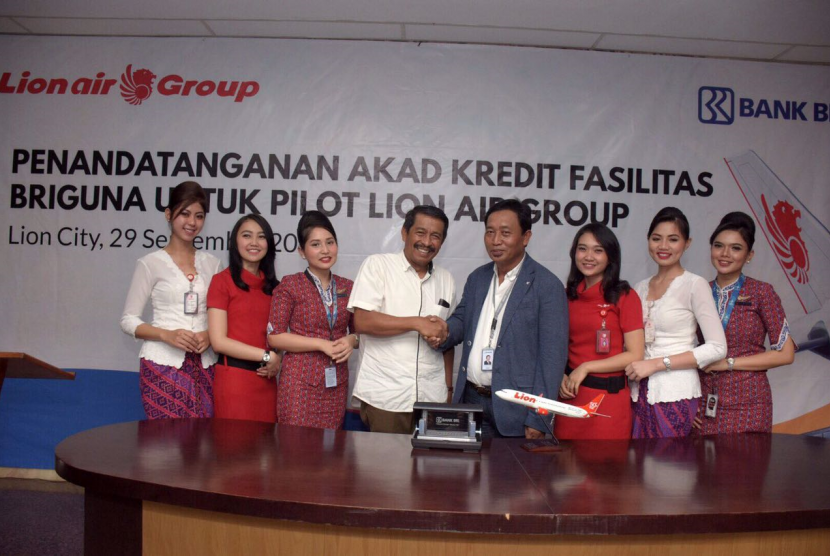 Lion Air Grup bekerja sama dengan Bank Rakyat Indonesia (BRI) memberikan fasilitas kredit Briguna bagi para calon pilot Lion Air yang menempuh pendidikan di Angkasa Aviation Academy (AAA).