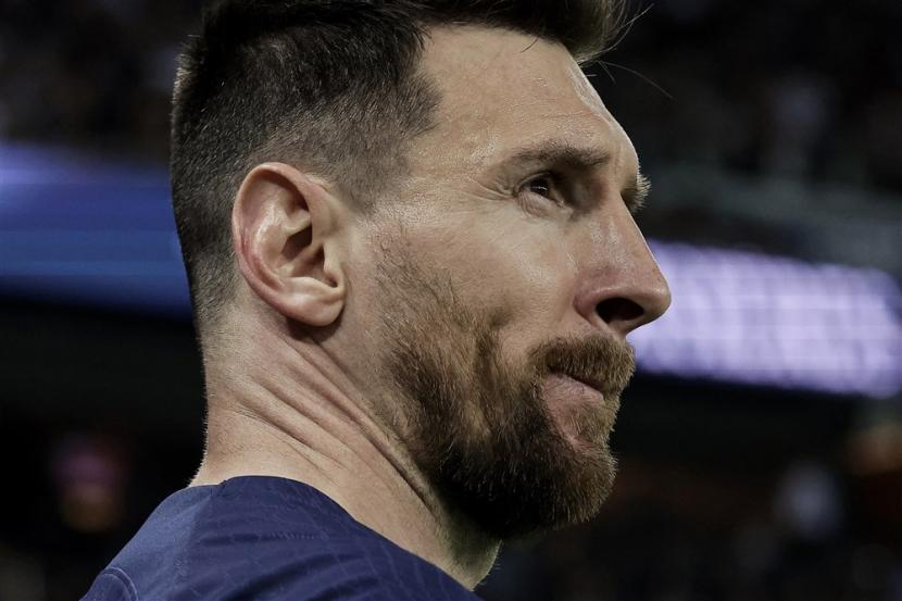 Lionel Messi masih punya piutang ke Barcelona.