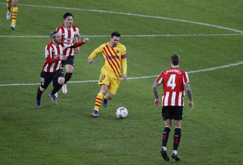 Lionel Messi (baju kuning) membawa bola dalam laga Barcelona vs Athletic Bilbao, Messi mencetak dua gol untuk membawa Barcelona mengalahkan Bilbao 3-2.