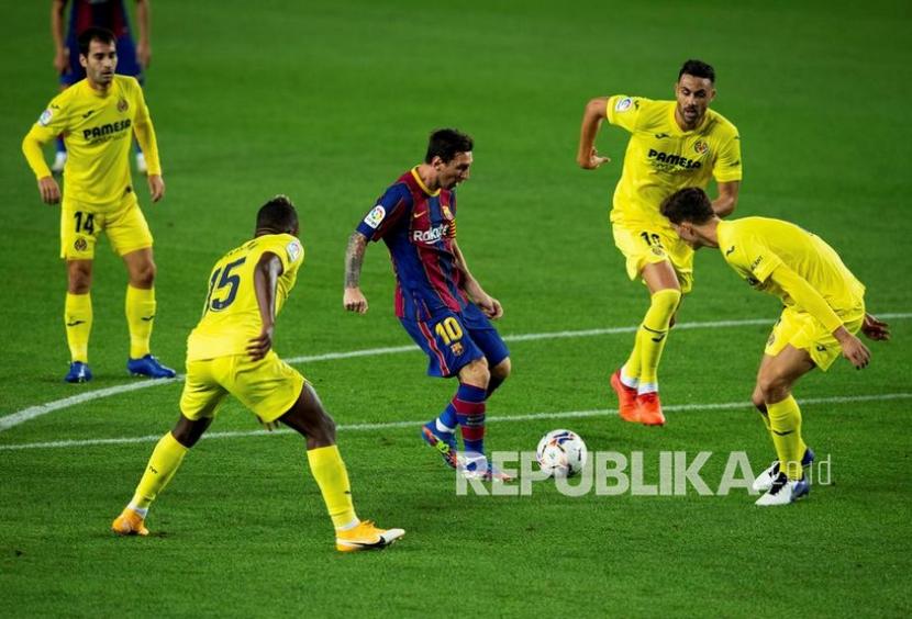  Lionel Messi beraksi pada pertandingan sepak bola La Liga Spanyol antara FC Barcelona dan Villarreal CF yang diadakan di Camp nou Stadium, di Barcelona, Spanyol, Senin (28/9) dini hari WIB.