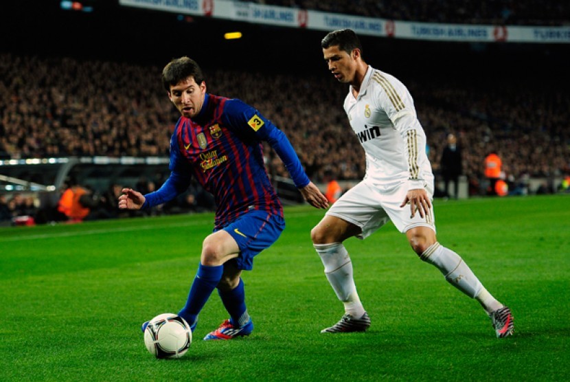 Lionel Messi berduel dengan Cristiano Ronaldo saat pertandingan laga kedua perempat final Copa del Rey di Standion Camp Nou Barcelona, Spanyol, 25 Januari 2012.  