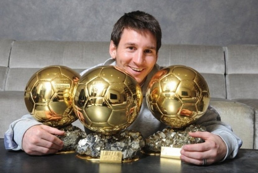 Lionel Messi berpose bersama tiga tropi FIFA Ballon d'or yang diraihnya pada 2009, 2010, dan 2011.