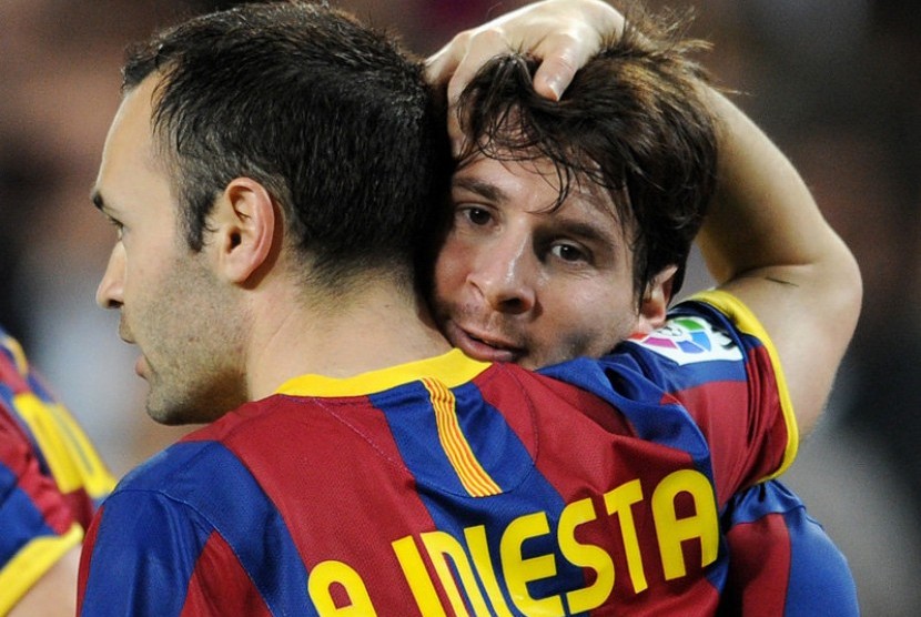 Lionel Messi bersama Andres Iniesta