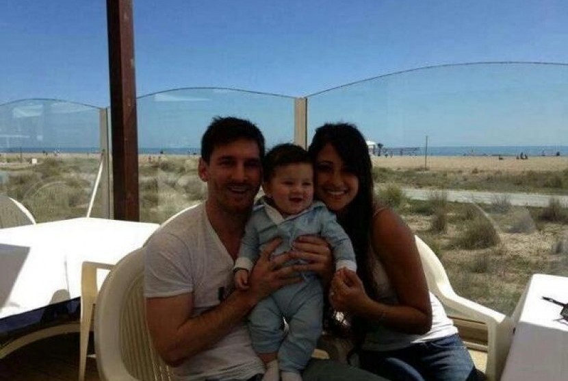 Lionel Messi bersama istri dan anaknya