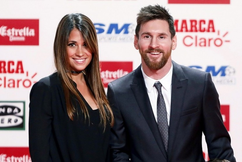 Lionel Messi bersama istrinya Antonela Roccuzzo (kiri).