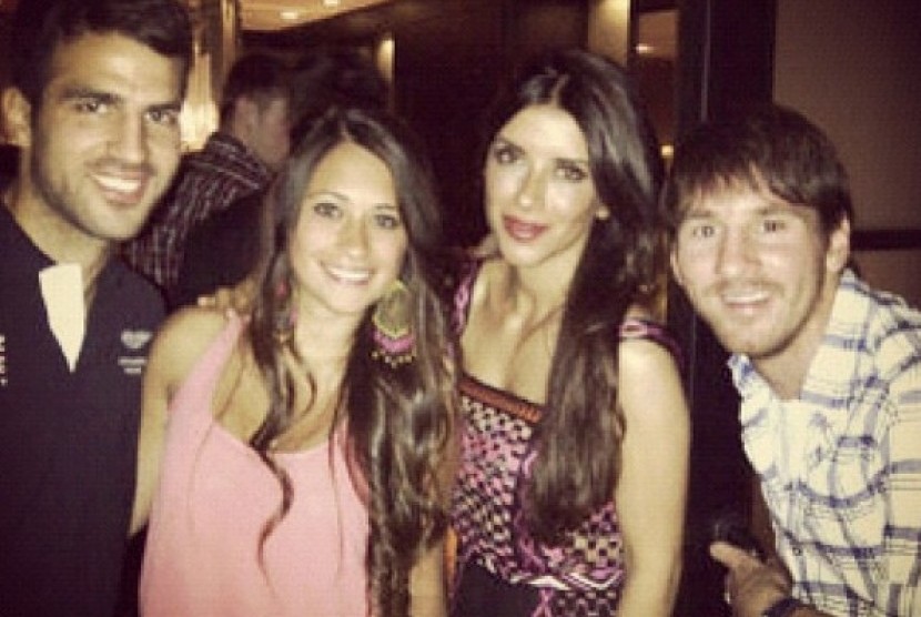 Lionel Messi dan Cesc Fabregas bersama kekasih masing-masing.