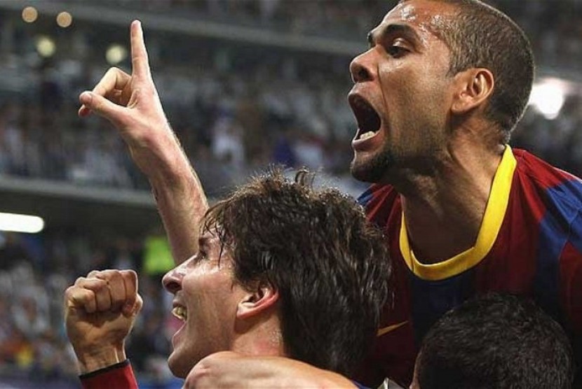 Lionel Messi dan Daniel Alves (kanan) saat sama-sama membela Barcelona beberapa musim lalu.