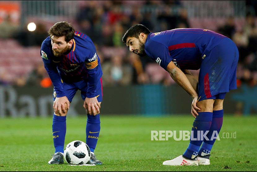 Dua striker Barcelona, Lionel Messi (kiri) dan Luis Suarez.