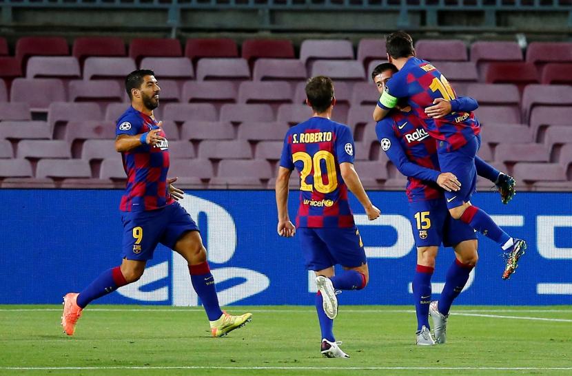 Lionel Messi dan para pemain Barca lainnya menghampiri Lenglet seusai mencetak gol pertama kontra Napoli, Ahad (9/8).