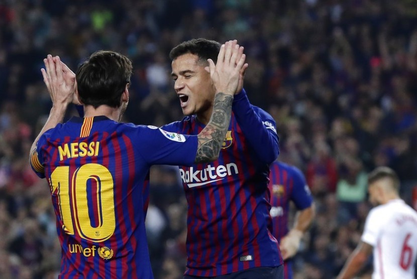 Lionel Messi dan Philippe Coutinho merayakan gol Barcelona ke gawang Sevilla pada laga La Liga, Ahad (21/10) dini hari WIB.