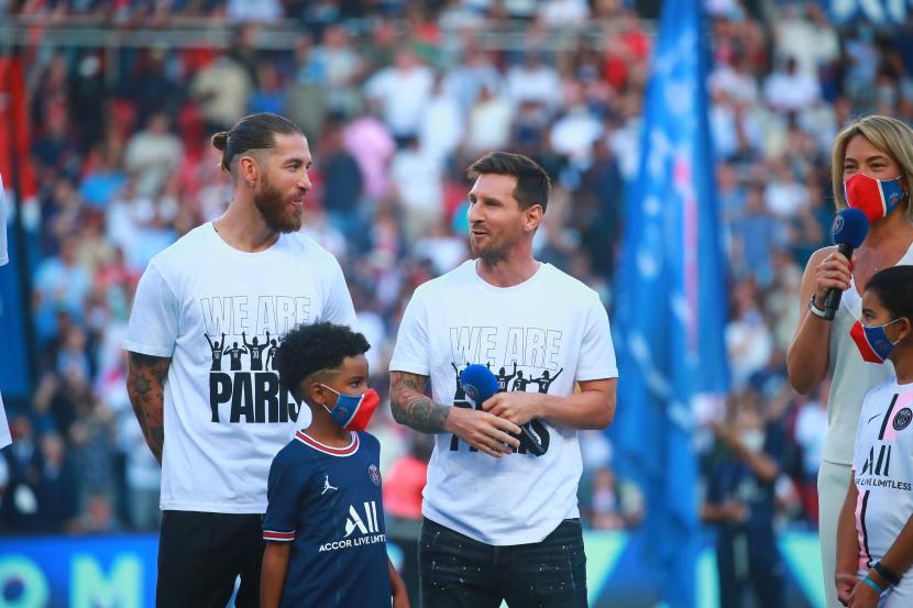 Lionel Messi dan Sergio Ramos saat diperkenalkan secara resmi jelang laga PSG Vs Strasbourg di Stadion Parc des Prince, Ahad (15/8) dini hari WIB 