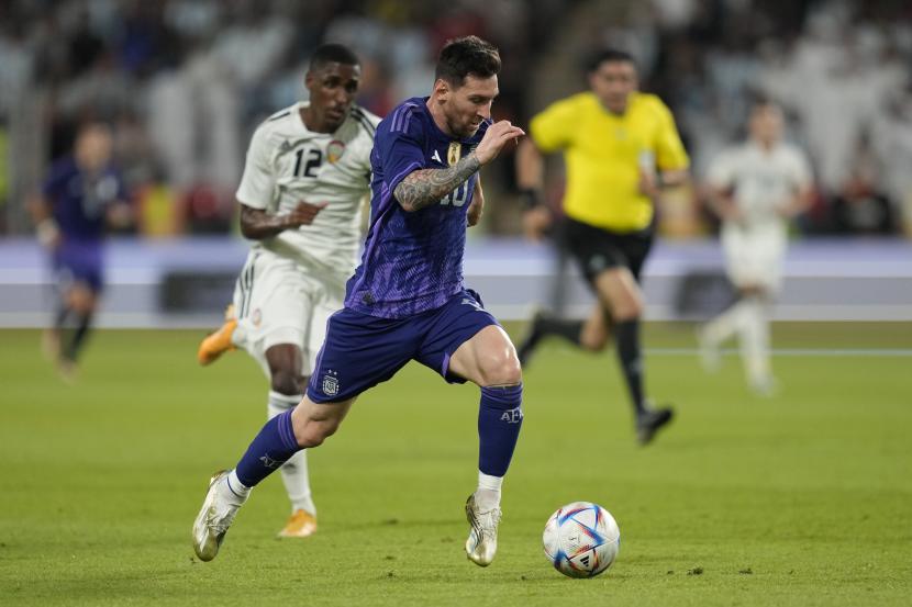 Lionel Messi dari timnas Argentina beraksi melewati Khalifa Alhammadi dari Uni Emirat Arab selama pertandingan sepak bola persahabatan antara Argentina dan Uni Emirat Arab (UEA) di Abu Dhabi, Rabu, 16 November 2022. 