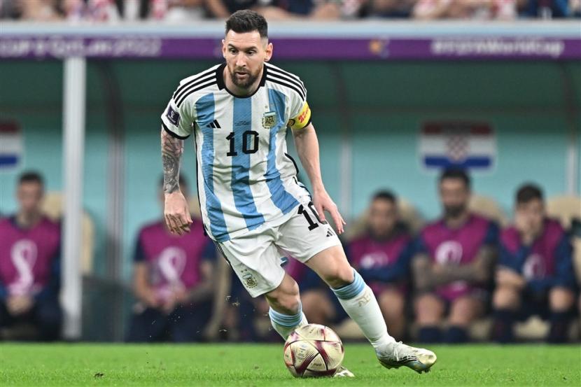 Lionel Messi dari  Argentina beraksi selama semifinal Piala Dunia FIFA 2022 antara Argentina dan Kroasia di Stadion Lusail di Lusail, Qatar, Rabu (14/12) dini hari WIB. 
