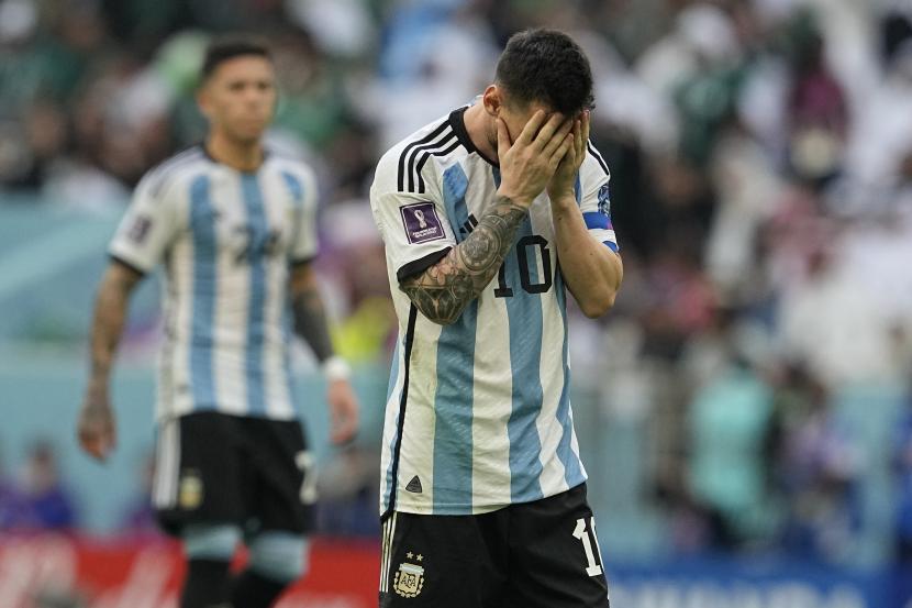 Lionel Messi dari Argentina bereaksi setelah kehilangan peluang selama pertandingan sepak bola grup C Piala Dunia antara Argentina dan Arab Saudi di Stadion Lusail di Lusail, Qatar, Selasa, 22 November 2022. 
