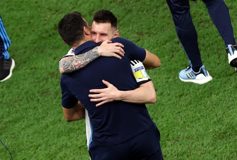  Lionel Messi dari Argentina (Kanan) memeluk pelatihnya Lionel Scaloni.