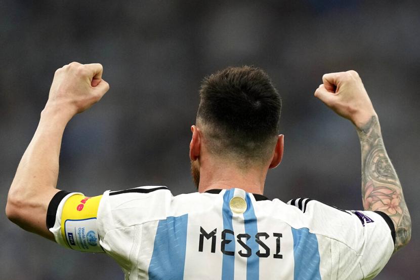 Lionel Messi dari Argentina melakukan selebrasi saat pertandingan sepak bola semifinal Piala Dunia 2022 antara Argentina dan Kroasia di Stadion Lusail di Lusail, Qatar,  Rabu (14/12/2022) dini hari WIB. 