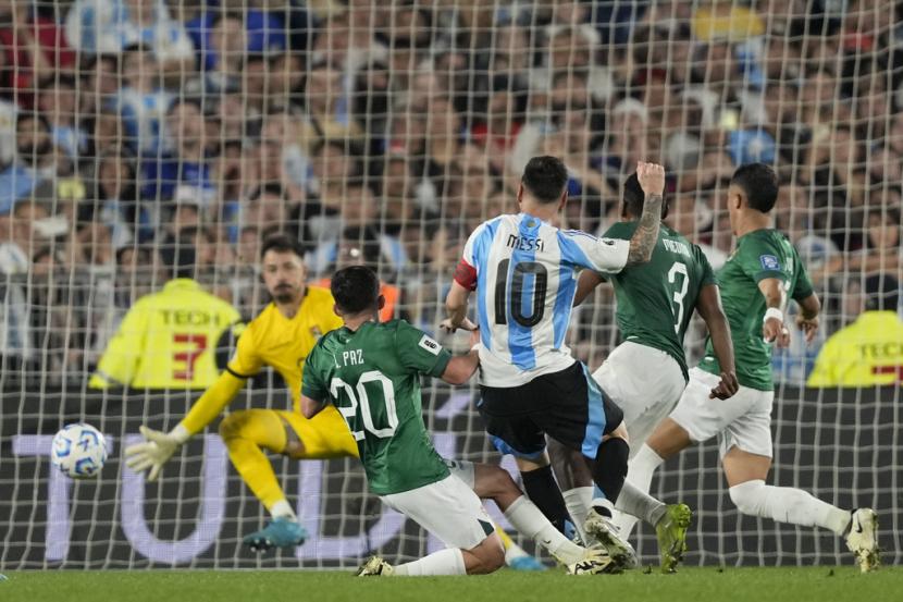 Lionel Messi dari Argentina mencetak gol keenam bagi timnya saat melawan Bolivia dalam pertandingan kualifikasi Piala Dunia 2026 di Stadion Monumental di Buenos Aires, Argentina, Rabu (16/10/2024) pagi WIB,