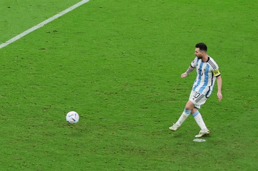  Lionel Messi dari Argentina mencetak tembakan penalti selama pertandingan sepak bola perempat final Piala Dunia FIFA 2022 antara Belanda dan Argentina di Stadion Lusail di Lusail, Qatar,  Sabtu (10/12) dini hari WIB.