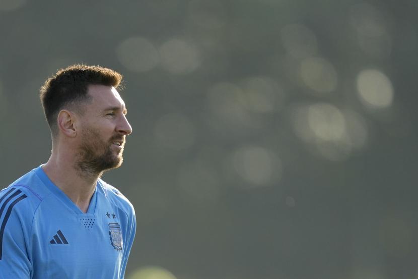  Lionel Messi dari Argentina menghadiri sesi latihan menjelang pertandingan sepak bola Grup C Piala Dunia 2022 Qatar melawan Arab Saudi, di Doha, Senin, 21 November 2022. 