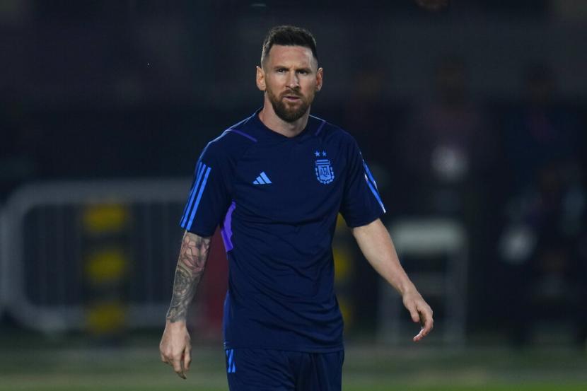 Lionel Messi dari Argentina mengikuti sesi latihan timnas Argentina menjelang pertandingan sepak bola terakhir antara Argentina dan Prancis di Doha, Qatar, Sabtu, 17 Desember 2022. 