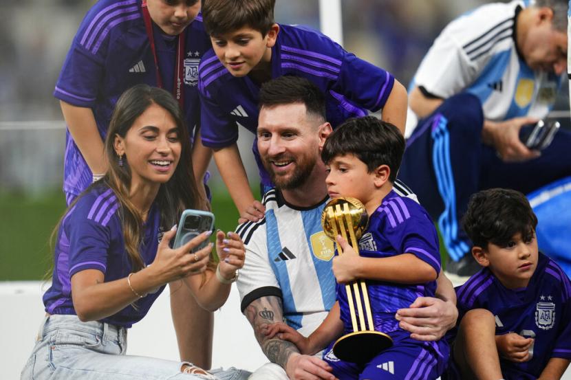  Lionel Messi dari Argentina merayakan bersama keluarganya setelah memenangkan pertandingan sepak bola final Piala Dunia antara Argentina dan Prancis di Stadion Lusail di Lusail, Qatar,  Ahad (18/12/2022).