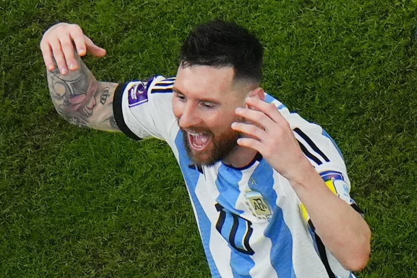 Lionel Messi dari Argentina merayakan kemenangan 3-0 timnya dalam pertandingan sepak bola semifinal Piala Dunia antara Argentina dan Kroasia di Stadion Lusail di Lusail, Qatar,  Rabu (14/12) dini hari WIB. 
