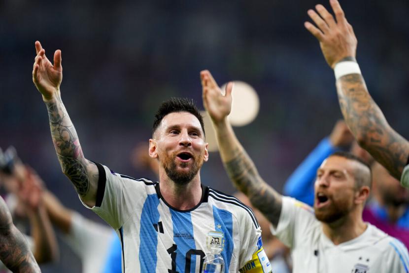  Lionel Messi dari Argentina merayakan kemenangannya pada pertandingan sepak bola babak 16 besar Piala Dunia antara Argentina dan Australia di Stadion Ahmad Bin Ali di Doha, Qatar, Ahad (4/12) dini hari WIB.