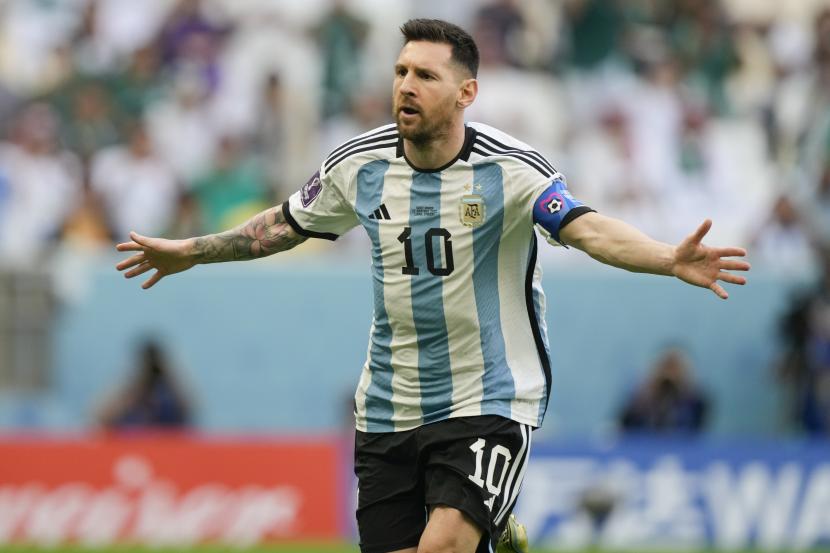 Lionel Messi dari Argentina merayakan setelah mencetak gol dari titik penalti gol pembuka timnya selama pertandingan sepak bola grup C Piala Dunia antara Argentina dan Arab Saudi di Stadion Lusail di Lusail, Qatar, Selasa (22/11/2022).. 