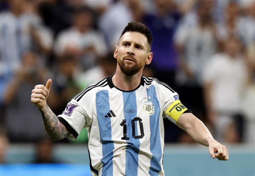  Lionel Messi dari Argentina merayakan skor 2-0 melalui penalti selama pertandingan sepak bola perempat final Piala Dunia FIFA 2022 antara Belanda dan Argentina di Stadion Lusail di Lusail, Qatar, Sabtu (10/12) dini hari WIB.