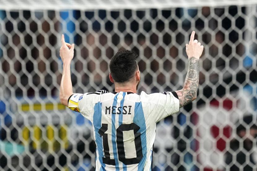  Lionel Messi dari Argentina tampil kembali di depan pendukung setelah memenangkan pertandingan sepak bola babak 16 besar Piala Dunia antara Argentina dan Australia di Stadion Ahmad Bin Ali di Doha, Qatar, Ahad (4/12) dini hari WIB.