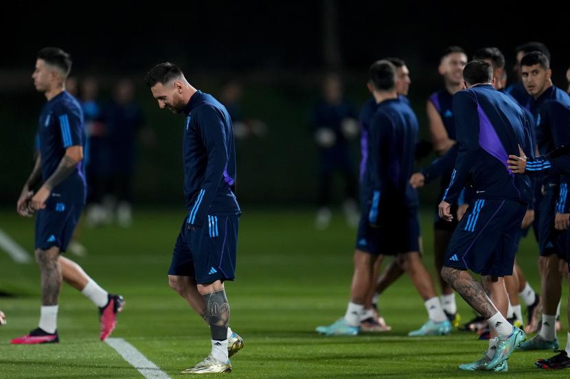 Lionel Messi dari Argentina, tengah, tiba untuk sesi latihan menjelang pertandingan sepak bola semifinal antara Argentina dan Kroasia di Doha, Qatar, Senin, 12 Desember 2022. 