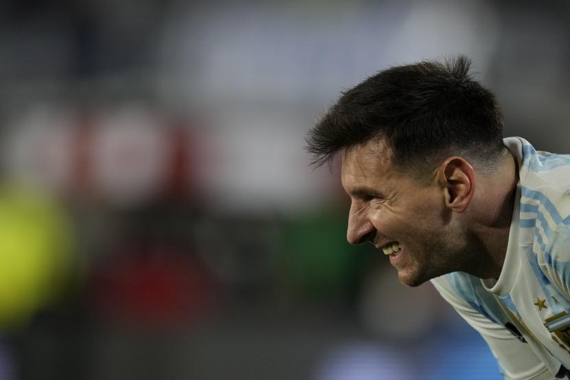 Lionel Messi dari Argentina tersenyum selama pertandingan sepak bola melawan Bolivia untuk Piala Dunia FIFA Qatar 2022, di Buenos Aires, Argentina, Kamis, 9 September 2021.