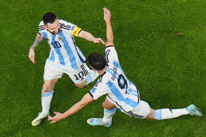 Dua penyerang Argentina Lionel Messi  dan Julian Alvarez (kanan) berselebrasi usai mencetak gol selama pertandingan sepak bola semifinal Piala Dunia 2022 antara Argentina dan Kroasia di Stadion Lusail di Lusail, Qatar, Rabu (14/12/2022) dini hari WIB. 