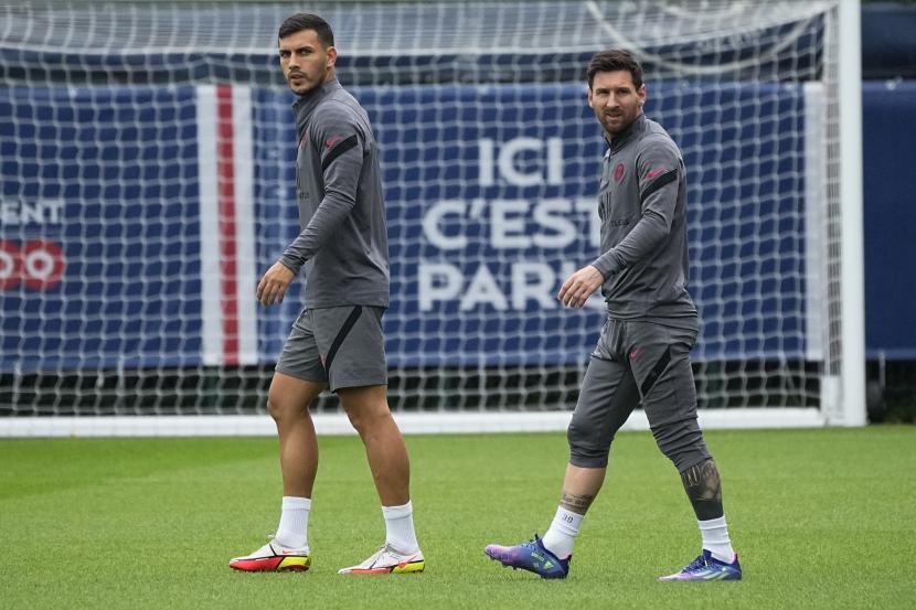 Lionel Messi dari PSG (kanan) berjalan dengan Leandro Paredes selama sesi latihan di tempat latihan Paris Saint-Germain (PSG) di Saint Germain-en-Laye, barat Paris, Senin 27 September 2021. PSG akan bermain melawan Manchester City Selasa di Grup A Liga Champions, Rabu (29/9).