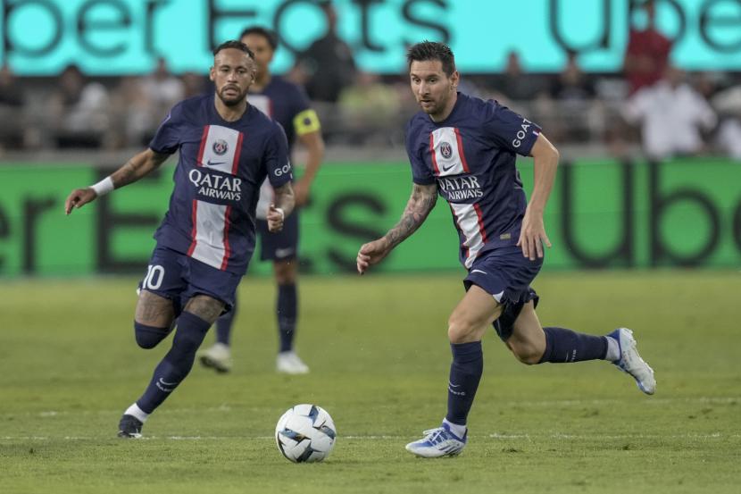  Lionel Messi dari PSG, kanan, mengontrol bola saat Neymar dari PSG berlari selama pertandingan sepak bola final Piala Super Prancis antara Nantes dan Paris Saint-Germain di Stadion Bloomfield di Tel Aviv, Israel, Ahad, 31 Juli 2022.