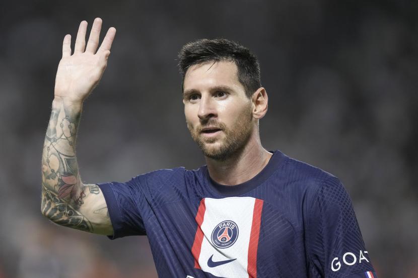 Lionel Messi dari PSG melambai selama pertandingan sepak bola final Piala Super Prancis antara Nantes dan Paris Saint-Germain di Stadion Bloomfield di Tel Aviv, Israel,Ahad, 31 Juli 2022. 