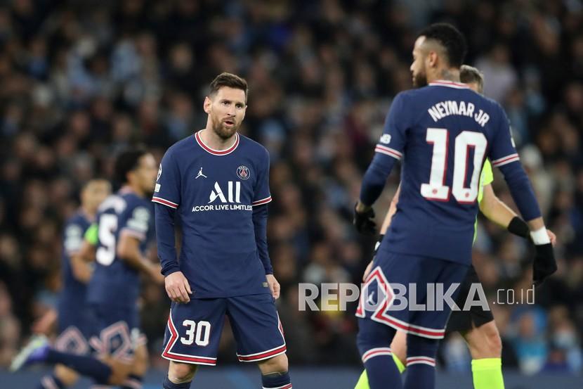 Pemain Paris Saint-Germain  Lionel Messi melihat ke arah Neymar.