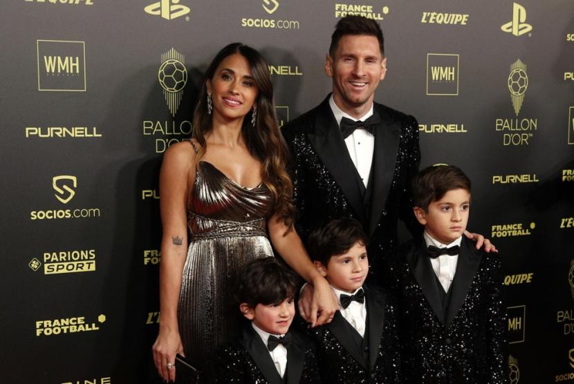 Lionel Messi dengan istri dan anak-anaknya, Thiago Messi (kanan). Thiago Messi gabung dengan Inter Miami mengikuti jejak ayahnya.