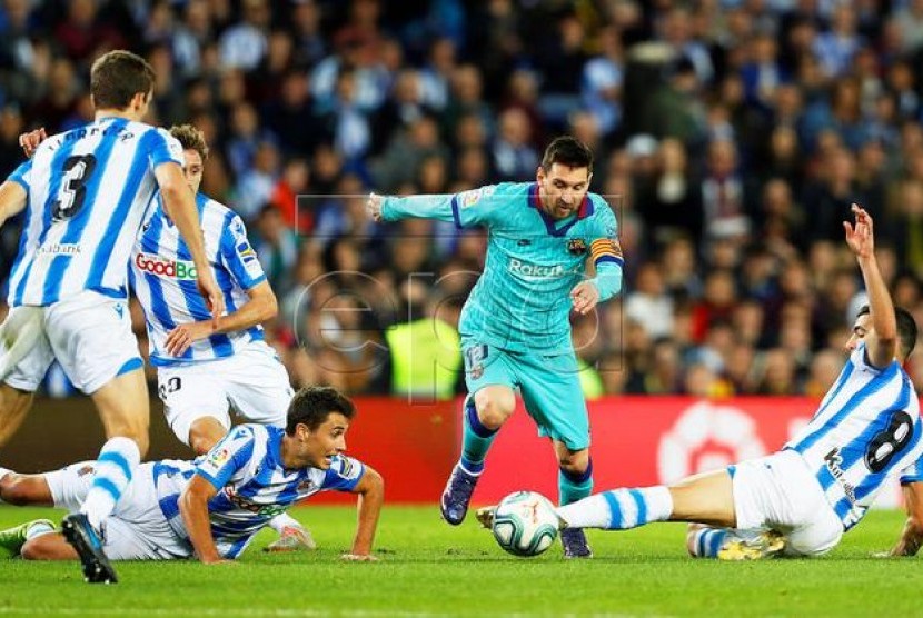 Lionel Messi dikepung para pemain Real Sociedad.